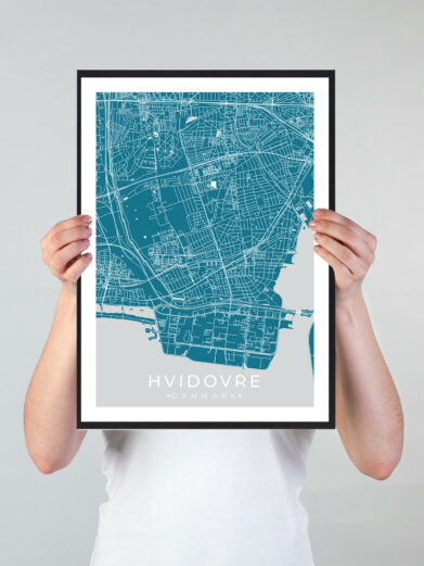 Hvidovre bykort i stilrent plakat design. Denne Hvideovre byplakat er med blå baggrund og viser Hvidovre kortet fra sin smukkeste side
