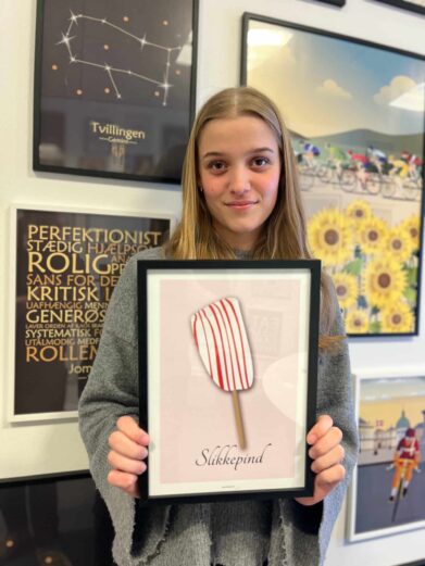 Slikkepind plakat med lyserød baggrund.