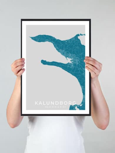 Kalundborg bykort i stilrent plakat design. Denne Kalundborg byplakat er med blå baggrund og viser Kalundborg kortet fra sin smukkeste side