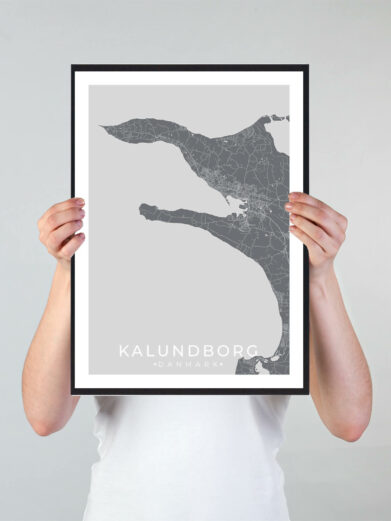 Kalundborg bykort i stilrent plakat design. Denne Kalundborg byplakat er med grå baggrund og viser Kalundborg kortet fra sin smukkeste side