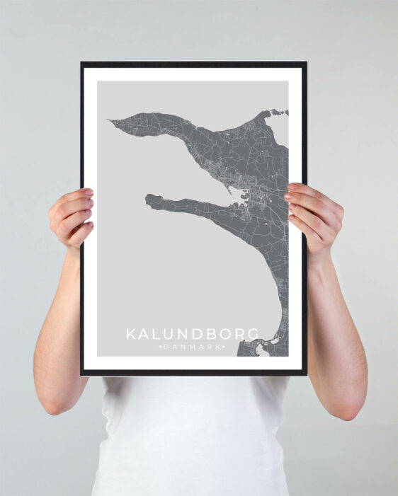 Kalundborg bykort i stilrent plakat design. Denne Kalundborg byplakat er med grå baggrund og viser Kalundborg kortet fra sin smukkeste side