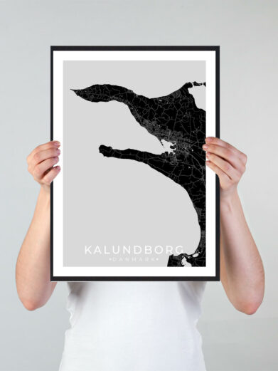Kalundborg bykort i stilrent plakat design. Denne Kalundborg byplakat er med sort baggrund og viser Kalundborg kortet fra sin smukkeste side
