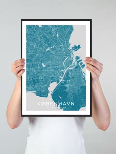 København bykort i stilrent plakat design. Denne København byplakat er med blå baggrund og viser København kortet fra sin smukkeste side