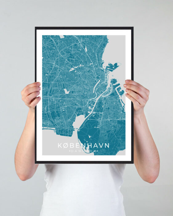 København bykort i stilrent plakat design. Denne København byplakat er med blå baggrund og viser København kortet fra sin smukkeste side