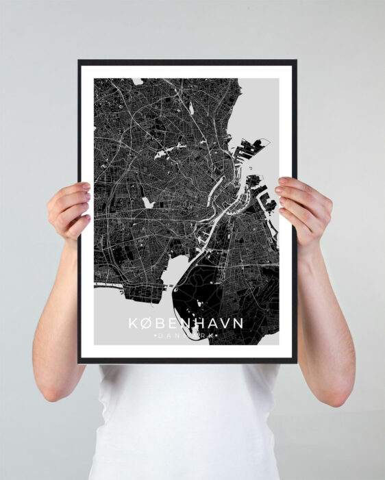 København bykort i stilrent plakat design. Denne København byplakat er med sort baggrund og viser København kortet fra sin smukkeste side