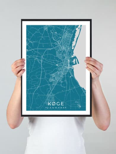 Køge bykort i stilrent plakat design. Denne Køge byplakat er med blå baggrund og viser Køge kortet fra sin smukkeste side