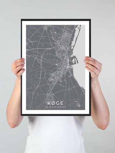 Køge bykort i stilrent plakat design. Denne Køge byplakat er med grå baggrund og viser Køge kortet fra sin smukkeste side