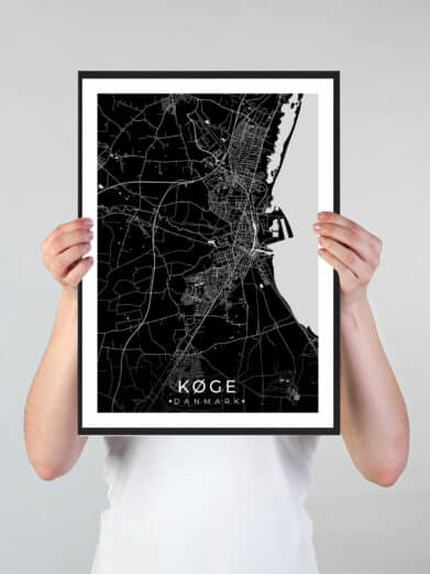 Køge bykort i stilrent plakat design. Denne Køge byplakat er med sort baggrund og viser Køge kortet fra sin smukkeste side