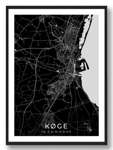Køge bykort i stilrent plakat design. Denne Køge byplakat er med sort baggrund og viser Køge kortet fra sin smukkeste side