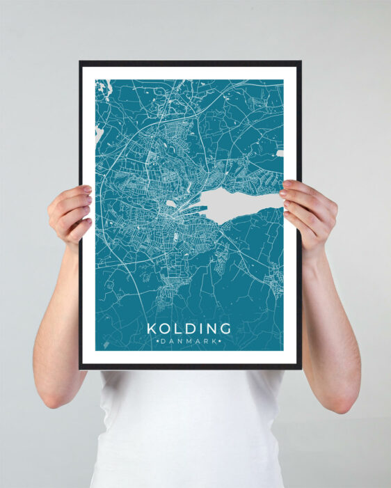 Kolding bykort i stilrent plakat design. Denne Kolding byplakat er med blå baggrund og viser Kolding kortet fra sin smukkeste side