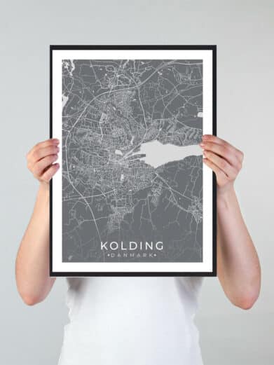 Kolding bykort i stilrent plakat design. Denne Kolding byplakat er med grå baggrund og viser Kolding kortet fra sin smukkeste side
