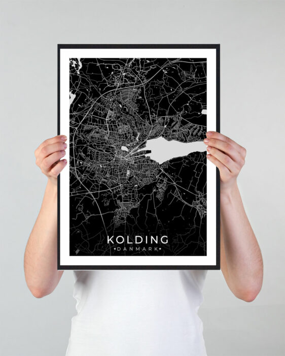 Kolding bykort i stilrent plakat design. Denne Kolding byplakat er med sort baggrund og viser Kolding kortet fra sin smukkeste side