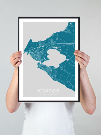 Korsør bykort i stilrent plakat design. Denne Korsør byplakat er med blå baggrund og viser Korsør kortet fra sin smukkeste side