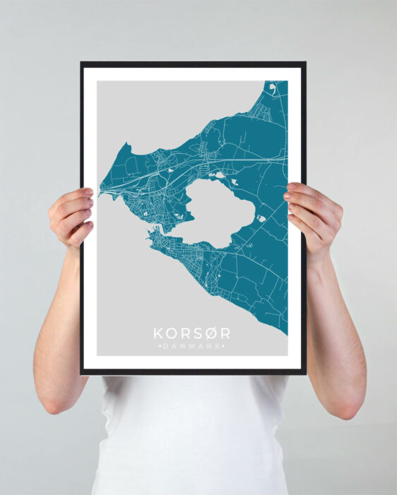 Korsør bykort i stilrent plakat design. Denne Korsør byplakat er med blå baggrund og viser Korsør kortet fra sin smukkeste side