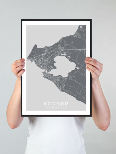Korsør bykort i stilrent plakat design. Denne Korsør byplakat er med grå baggrund og viser Korsør kortet fra sin smukkeste side
