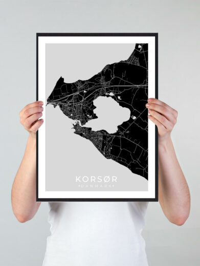 Korsør bykort i stilrent plakat design. Denne Korsør byplakat er med sort baggrund og viser Korsør kortet fra sin smukkeste side