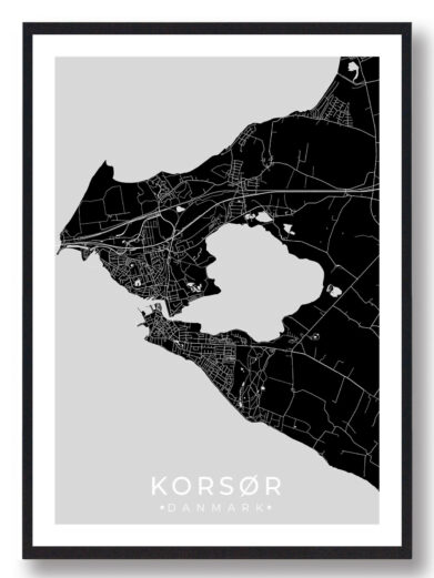 Korsør bykort i stilrent plakat design. Denne Korsør byplakat er med sort baggrund og viser Korsør kortet fra sin smukkeste side