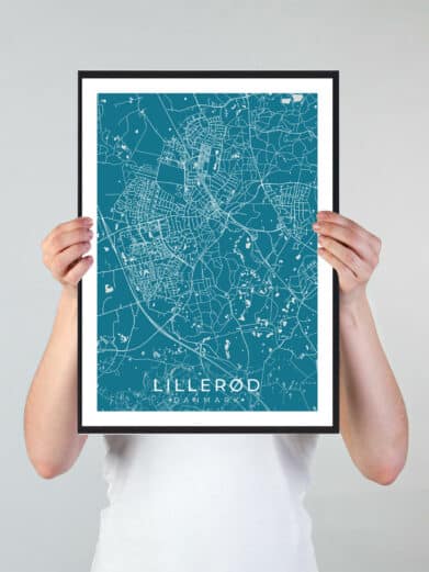 Lillerød bykort i stilrent plakat design. Denne Lillerød byplakat er med blå baggrund og viser Lillerød kortet fra sin smukkeste side