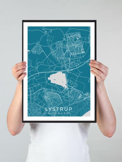Lystrup bykort i stilrent plakat design. Denne Lystrup byplakat er med blå baggrund og viser Lystrup kortet fra sin smukkeste side