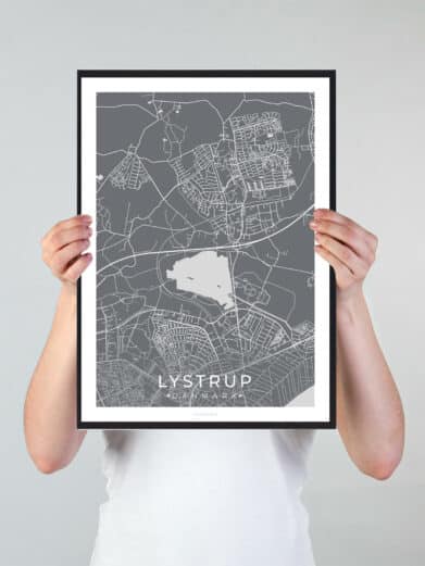 Lystrup bykort i stilrent plakat design. Denne Lystrup byplakat er med grå baggrund og viser Lystrup kortet fra sin smukkeste side