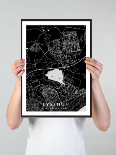 Lystrup bykort i stilrent plakat design. Denne Lystrup byplakat er med sort baggrund og viser Lystrup kortet fra sin smukkeste side