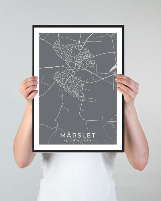 Mårslet bykort i stilrent plakat design. Denne Mårslet byplakat er med grå baggrund og viser Mårslet kortet fra sin smukkeste side