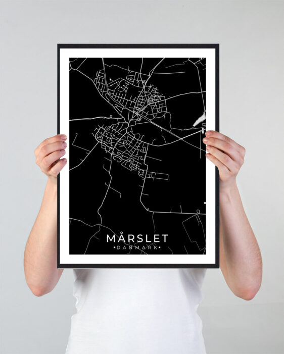 Mårslet bykort i stilrent plakat design. Denne Mårslet byplakat er med sort baggrund og viser Mårslet kortet fra sin smukkeste side