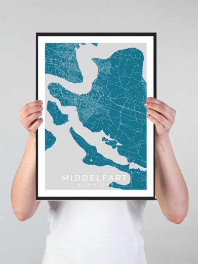 Middelfart bykort i stilrent plakat design. Denne Middelfart byplakat er med blå baggrund og viser Middelfart kortet fra sin smukkeste side