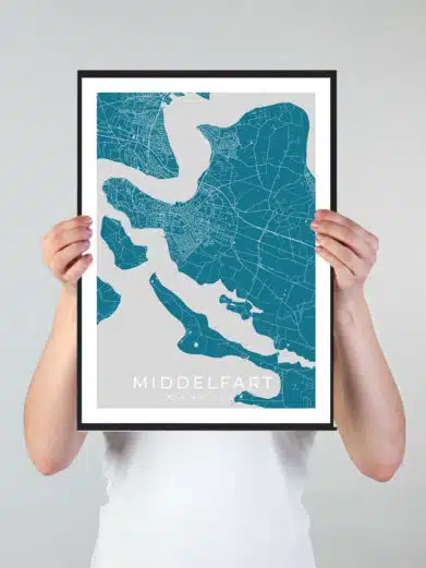 Middelfart bykort i stilrent plakat design. Denne Middelfart byplakat er med blå baggrund og viser Middelfart kortet fra sin smukkeste side
