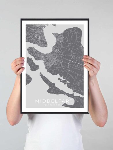 Middelfart bykort i stilrent plakat design. Denne Middelfart byplakat er med grå baggrund og viser Middelfart kortet fra sin smukkeste side