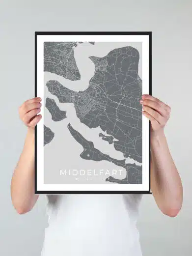 Middelfart bykort i stilrent plakat design. Denne Middelfart byplakat er med grå baggrund og viser Middelfart kortet fra sin smukkeste side