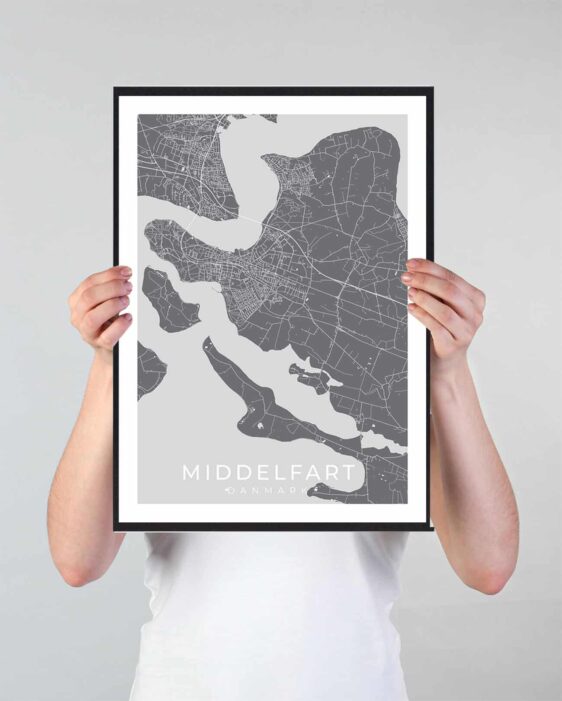 Middelfart bykort i stilrent plakat design. Denne Middelfart byplakat er med grå baggrund og viser Middelfart kortet fra sin smukkeste side