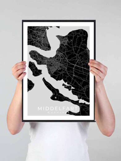 Middelfart bykort i stilrent plakat design. Denne Middelfart byplakat er med sort baggrund og viser Middelfart kortet fra sin smukkeste side