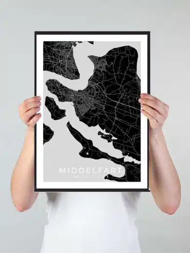 Middelfart bykort i stilrent plakat design. Denne Middelfart byplakat er med sort baggrund og viser Middelfart kortet fra sin smukkeste side