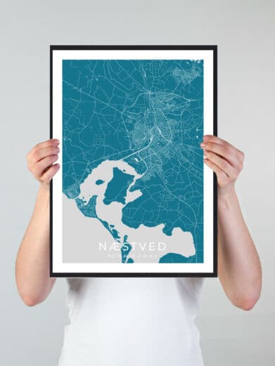 Næstved bykort i stilrent plakat design. Denne Næstved byplakat er med blå baggrund og viser Næstved kortet fra sin smukkeste side