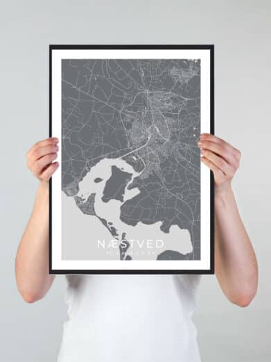 Næstved bykort i stilrent plakat design. Denne Næstved byplakat er med grå baggrund og viser Næstved kortet fra sin smukkeste side