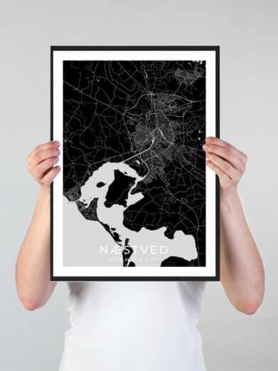 Næstved bykort i stilrent plakat design. Denne Næstved byplakat er med sort baggrund og viser Næstved kortet fra sin smukkeste side