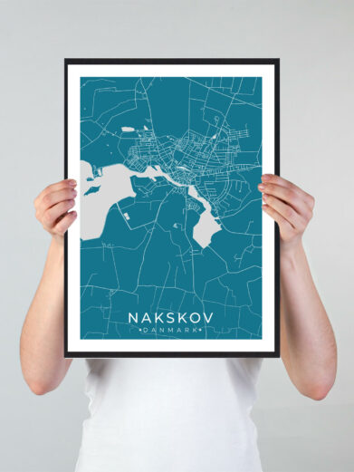 Nakskov bykort i stilrent plakat design. Denne Nakskov byplakat er med blå baggrund og viser Nakskov kortet fra sin smukkeste side
