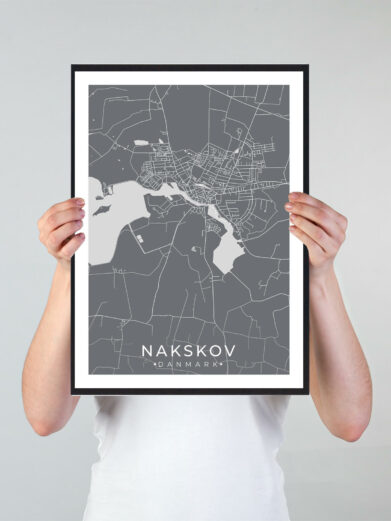 Nakskov bykort i stilrent plakat design. Denne Nakskov byplakat er med grå baggrund og viser Nakskov kortet fra sin smukkeste side