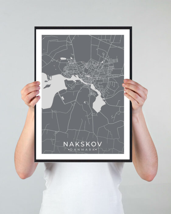 Nakskov bykort i stilrent plakat design. Denne Nakskov byplakat er med grå baggrund og viser Nakskov kortet fra sin smukkeste side