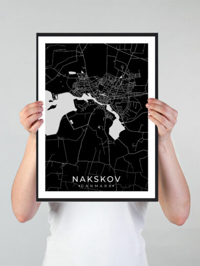 Nakskov bykort i stilrent plakat design. Denne Nakskov byplakat er med sort baggrund og viser Nakskov kortet fra sin smukkeste side