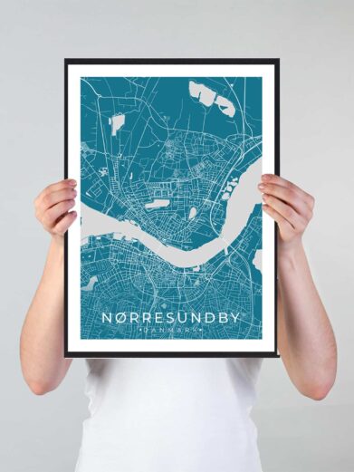 Nørresundby bykort i stilrent plakat design. Denne Nørresundby byplakat er med blå baggrund og viser Nørresundby kortet fra sin smukkeste side