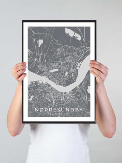 Nørresundby bykort i stilrent plakat design. Denne Nørresundby byplakat er med grå baggrund og viser Nørresundby kortet fra sin smukkeste side