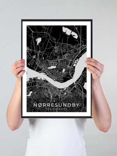Nørresundby bykort i stilrent plakat design. Denne Nørresundby byplakat er med sort baggrund og viser Nørresundby kortet fra sin smukkeste side