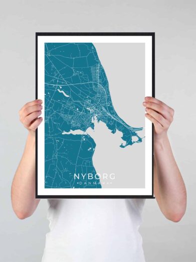 Nyborg bykort i stilrent plakat design. Denne Nyborg byplakat er med blå baggrund og viser Nyborg kortet fra sin smukkeste side