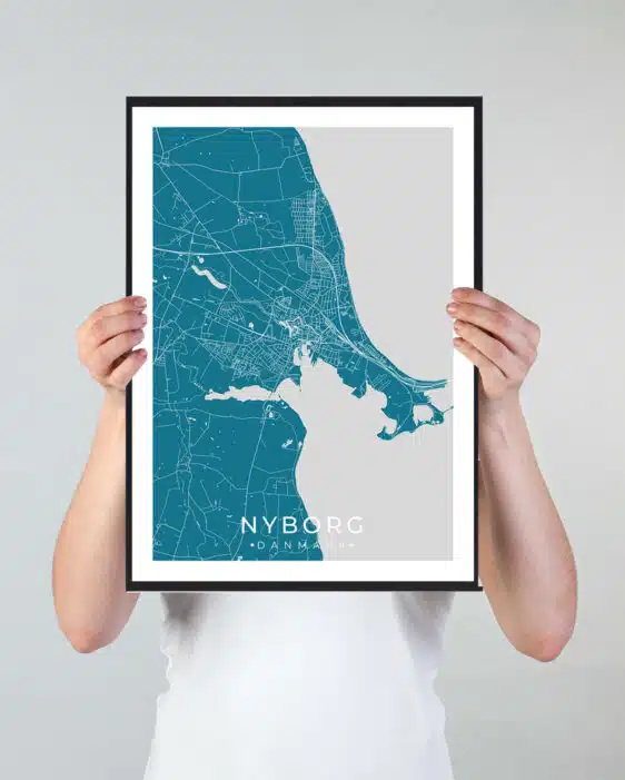 Nyborg bykort i stilrent plakat design. Denne Nyborg byplakat er med blå baggrund og viser Nyborg kortet fra sin smukkeste side
