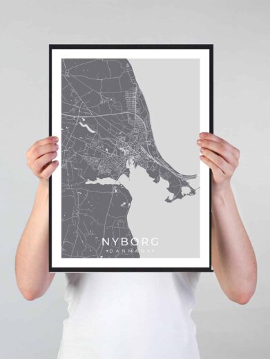 Nyborg bykort i stilrent plakat design. Denne Nyborg byplakat er med grå baggrund og viser Nyborg kortet fra sin smukkeste side