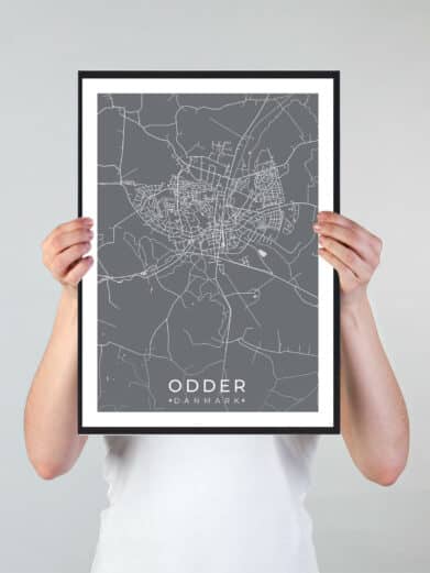 Odder bykort i stilrent plakat design. Denne Odder byplakat er med grå baggrund og viser Odder kortet fra sin smukkeste side