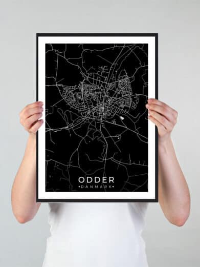Odder bykort i stilrent plakat design. Denne Odder byplakat er med sort baggrund og viser Odder kortet fra sin smukkeste side