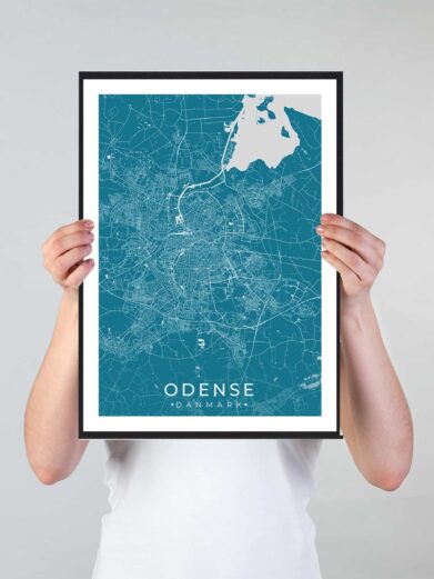Odense bykort i stilrent plakat design. Denne Odense byplakat er med blå baggrund og viser Odense kortet fra sin smukkeste side